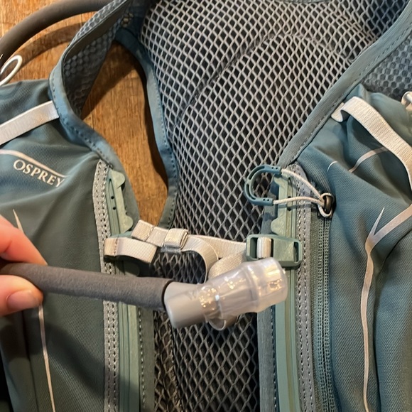 Last Chance! Osprey Dyna 1.5 with reservoir cascade blue Womens small only - Picture 5 of 9